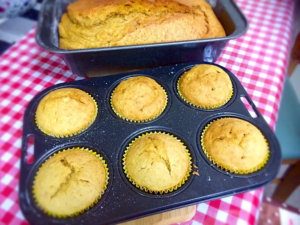 Snapdishの料理写真:Pumpkin loaf cake and cupcakes|Babyluv Cabrera Ocampoさん