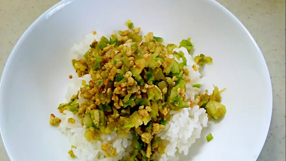 Snapdishの料理写真:簡単お昼ごはん(^^) 鶏の挽き肉とキャベツ炒めのカレー風味丼♪|takaponさん