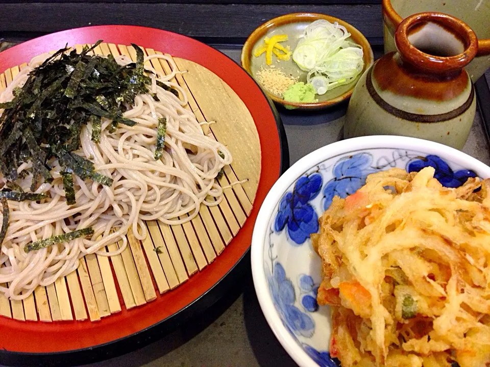 Snapdishの料理写真:立食いそば手帳 名店120［首都圏編］文殊 両国駅前店（両国）ざるそば＋かき揚げ|ゆうじ.さん