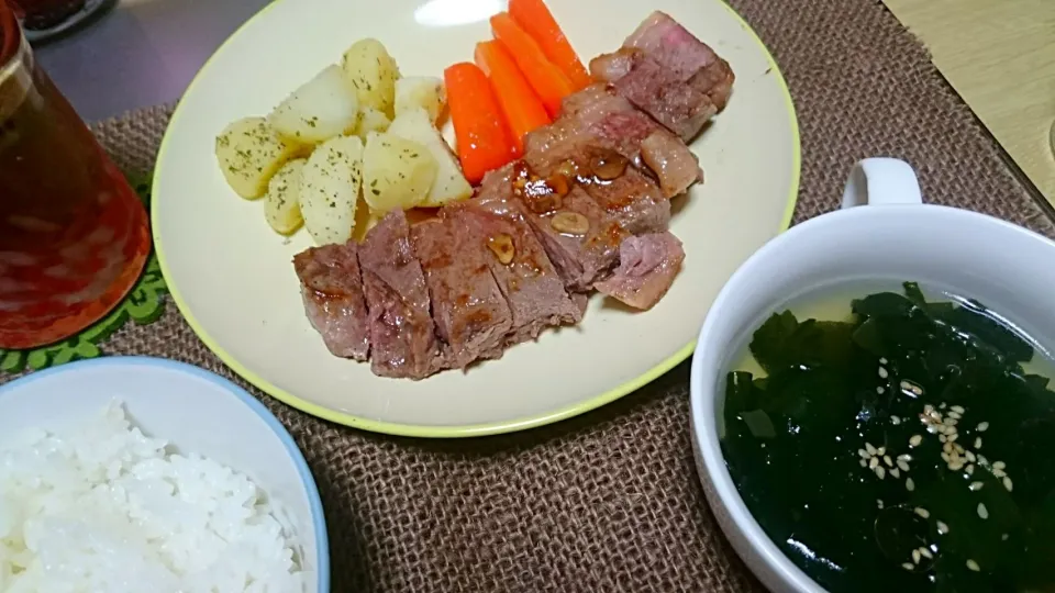 ステーキ こふきいも にんじんグラッセ わかめスープ|おむすびさん