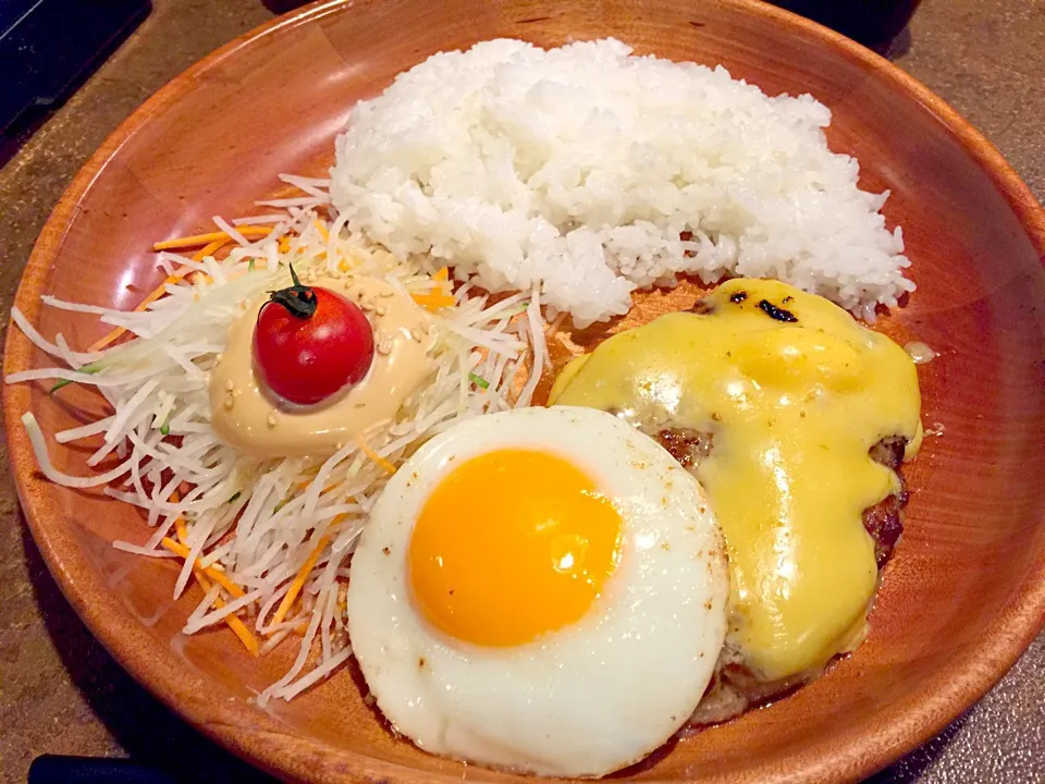 Hamburg with egg and cheese toppings😋|Mizz Palomaさん