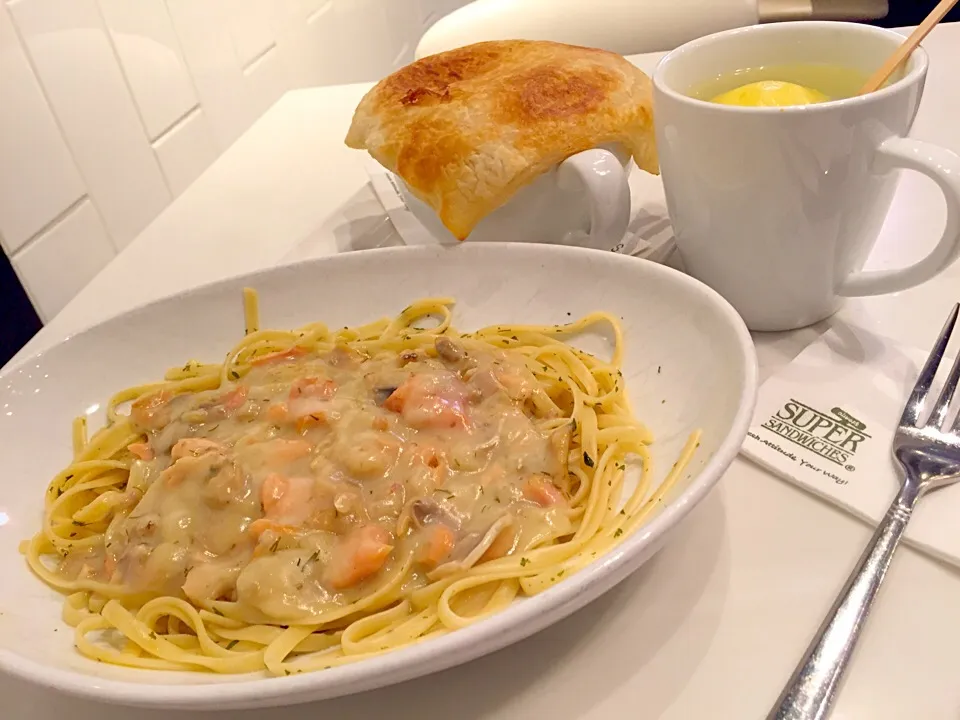 Smoked salmon pasta + pastries mushroom soup + drink|Sky Blueさん