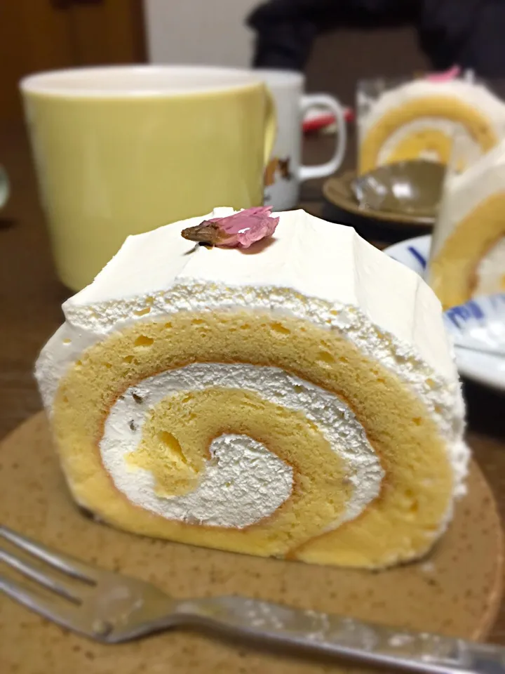 Snapdishの料理写真:サクラロールケーキ@スターバックス玉川高島屋店|Tomoko  Takahashiさん