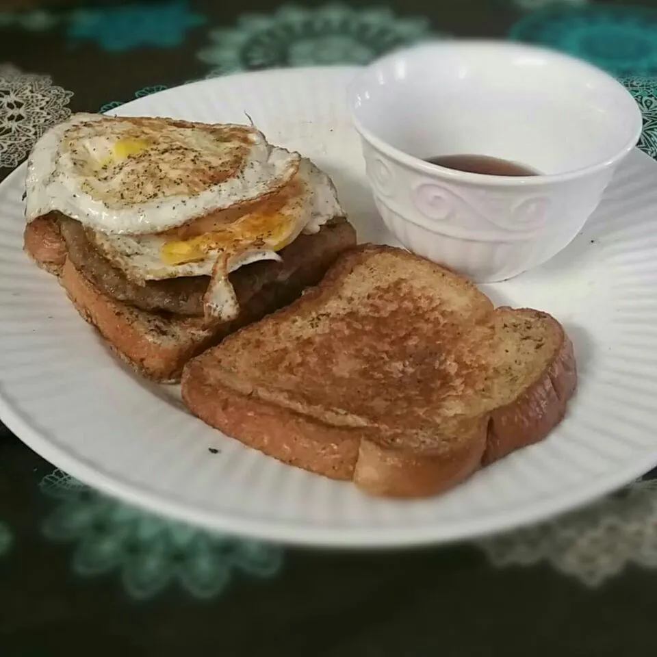 French toast with eggs and brown sugar sausage.  with syrup on side for dipping.|Matthew Colpittsさん