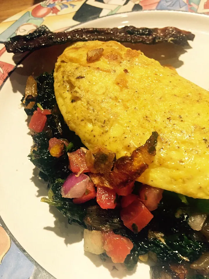 Kale Omelet with Organic Free Range Eggs, Caramelized Onions, Sautéed Corn, Dubliner Cheese, And Fresh Salsa with a side of Grass Fed Beef Bacon|Cheryl Melnickさん