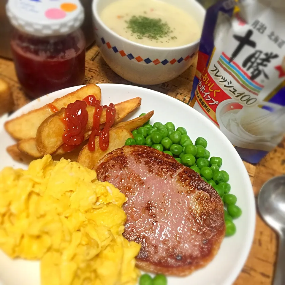 Snapdishの料理写真:スクランブルエッグ＆クラムチャウダー|にょんにいさん