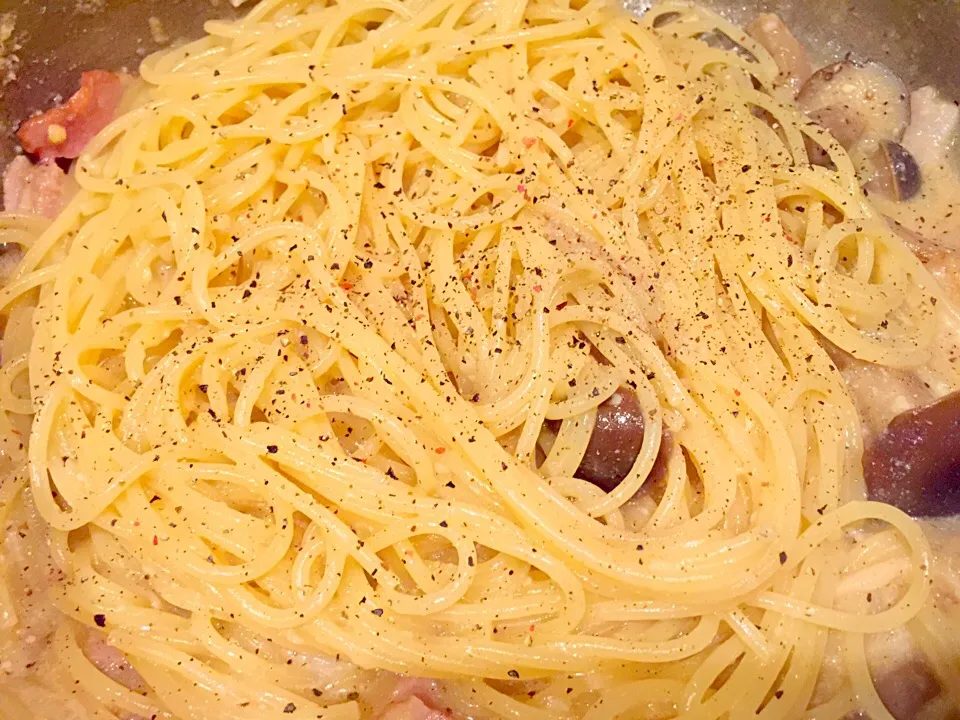 〆はスパゲティを入れてカルボナーラ風🍝🍴|lazy104さん