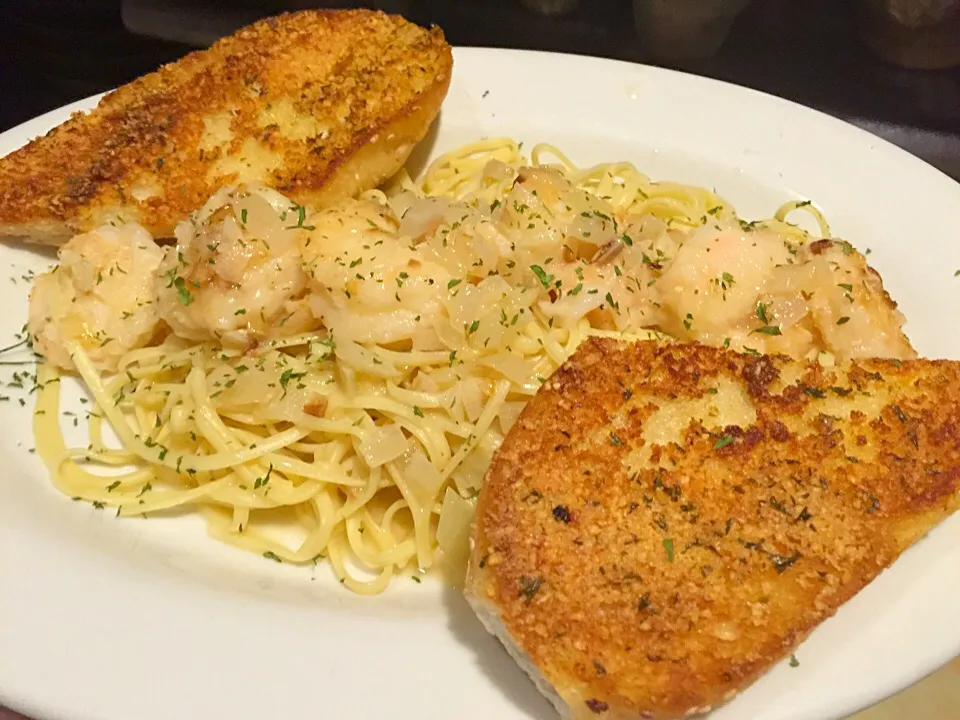 Shrimp Scampi over Linguine with Parmesan n Garlic Bread|Chef Ampさん