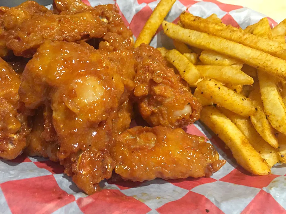 Dirty Wings and Cajun Fries|Chef Ampさん