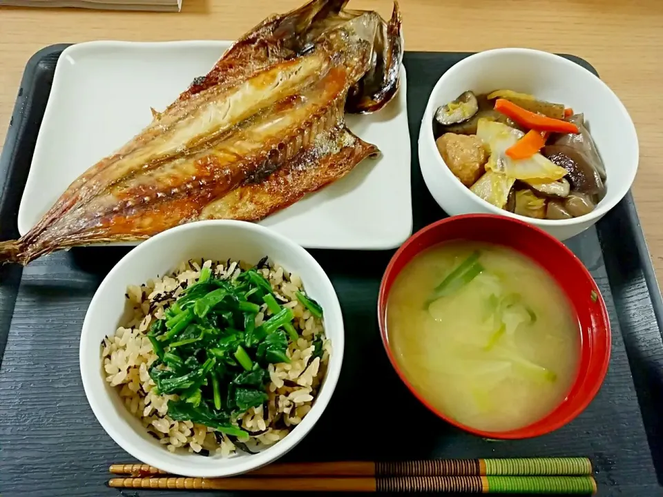 鯖の干物定食
ひじきとほうれん草の麦ご飯、鯖の干物、肉団子の炊き合わせ、キャベツと浅利の味噌汁|mic  juniさん