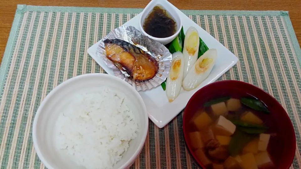 Snapdishの料理写真:朝食
・鯖の味噌漬け焼き
・葱の塩胡椒炒め
・もずく
・お吸い物|あぁちゃんさん