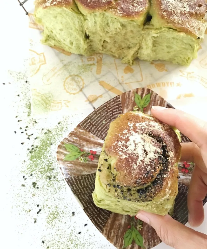 抹茶と黒胡麻パン Matcha & Black Sesame swirl bread|coxiella24さん