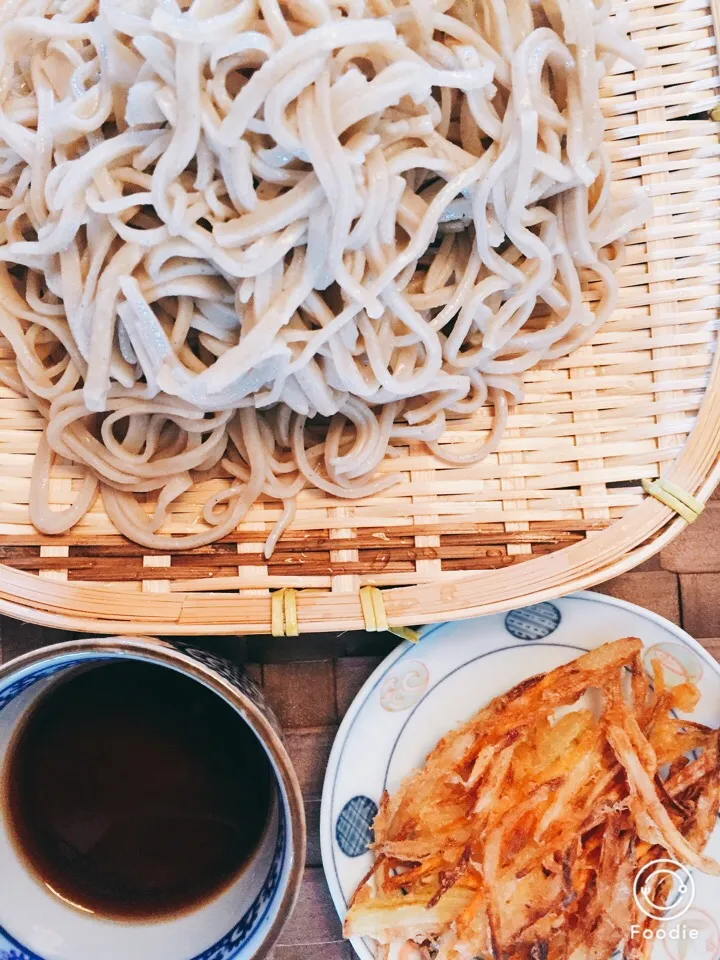 Snapdishの料理写真:手打ち蕎麦と玉ねぎとにんじんのかき揚げ|taka-chanさん