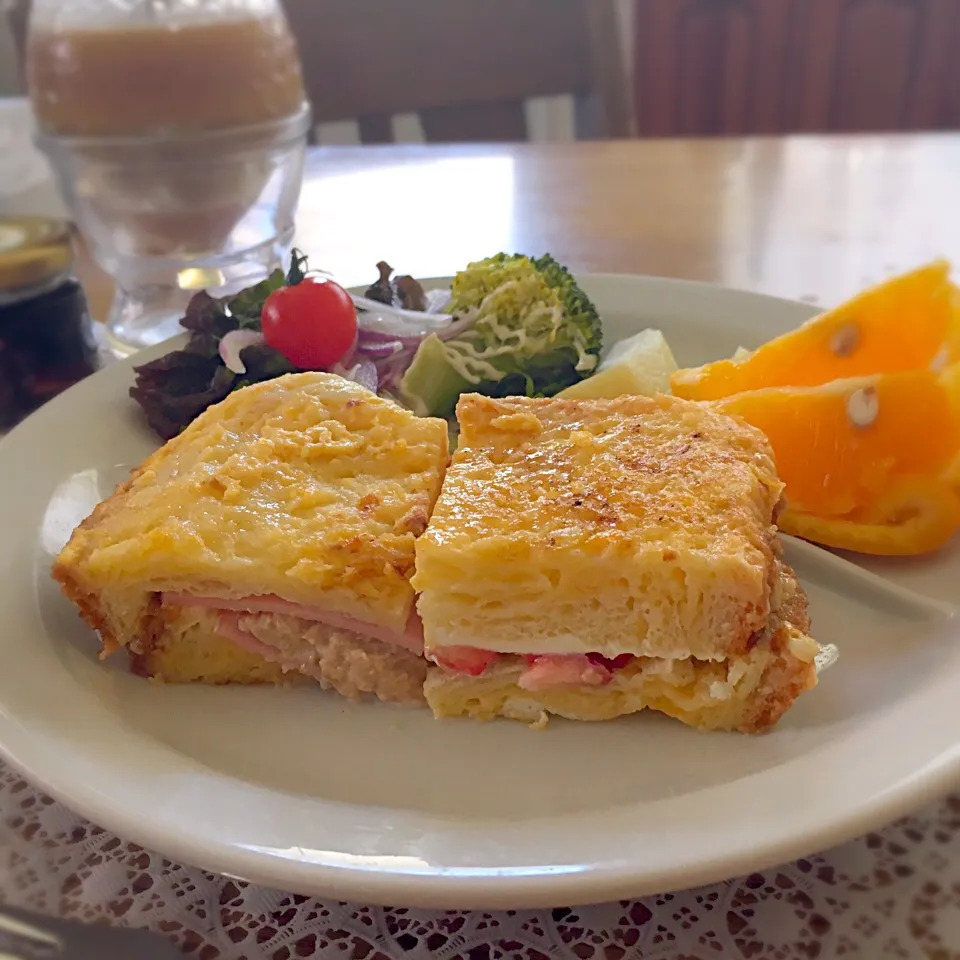 フレンチトースト✨🍽
クリームチーズとイチゴ  & ツナハム|AKUBI*:ஐ(●˘͈ ᵕ˘͈)さん