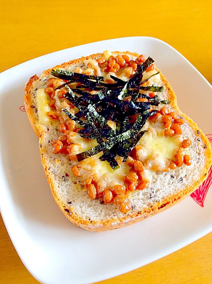 グルテンフリー黒胡麻米粉パンで納豆チーズトースト😊|ブー吉さん