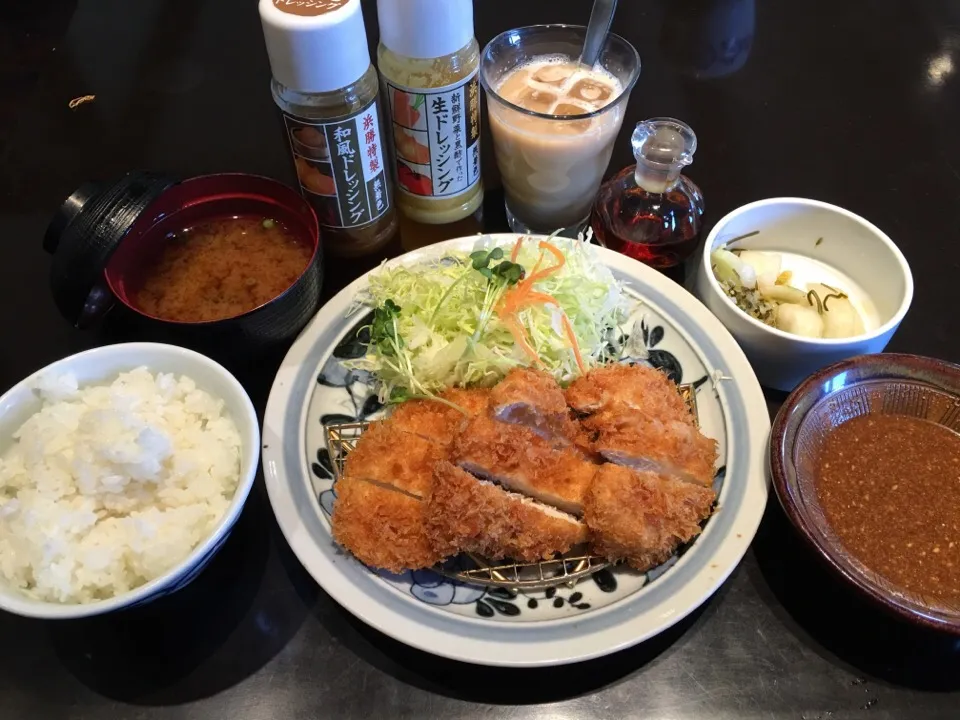 チキンカツ定食(ご飯:白飯、味噌汁:赤味噌、キャベツ:千切り、お漬物:盛り合わせ)＋ドリンクバー|マロさん