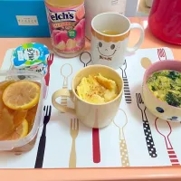 Snapdishの料理写真:マグカップフレンチトースト、ほうれん草と卵のスープ、りんごのコンポート|あやさん