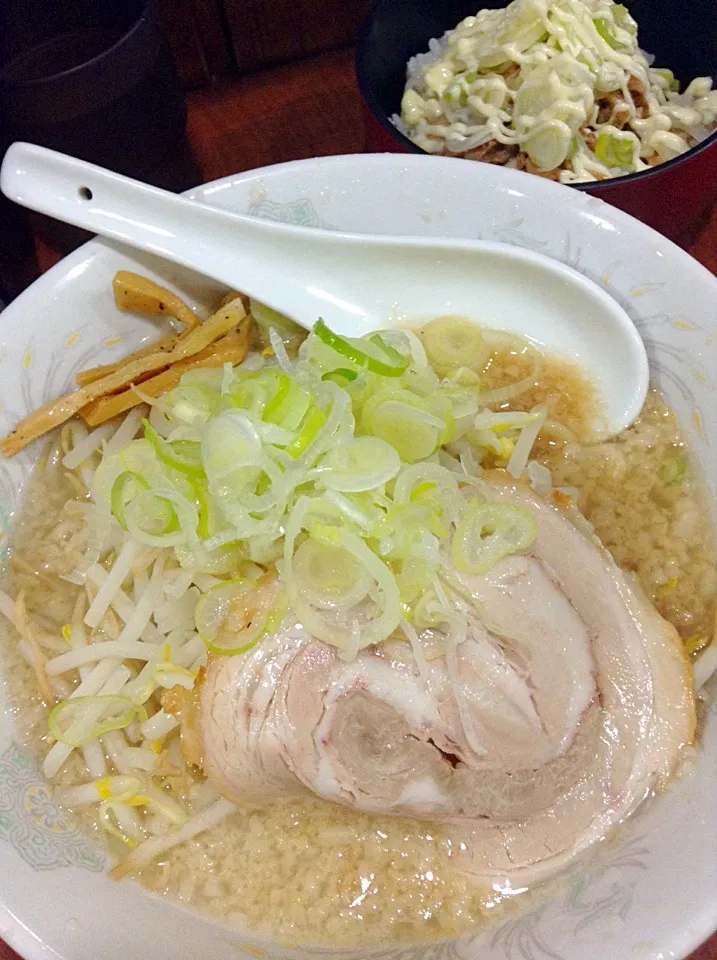 Snapdishの料理写真:醤油ラーメン&チャーシューマヨ丼@ぼすや（東大宮）|Kazuya Miyukiさん