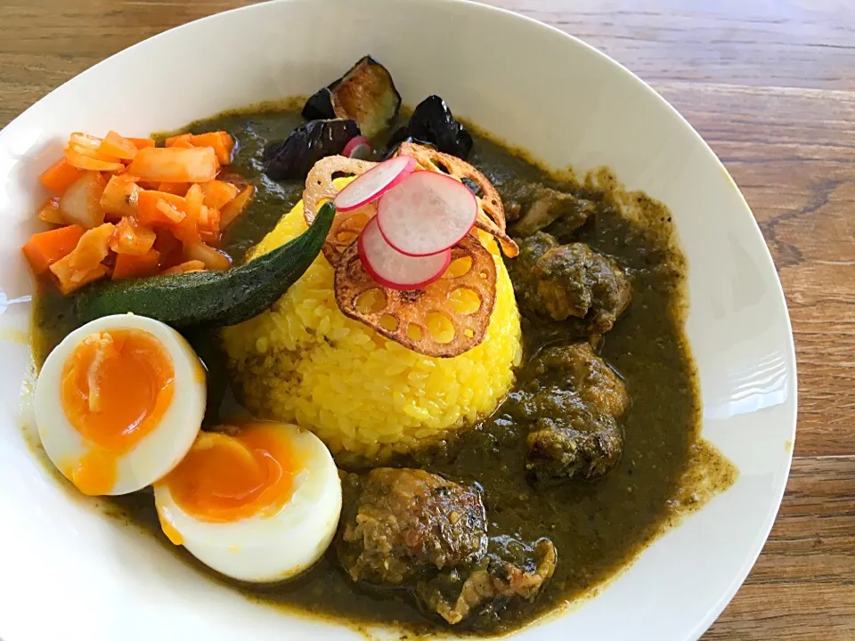 一晩寝かせたスパイシーチキンのカルダモン薫るほうれん草カレーと根菜アチャール "since yesterday"|jamchainさん