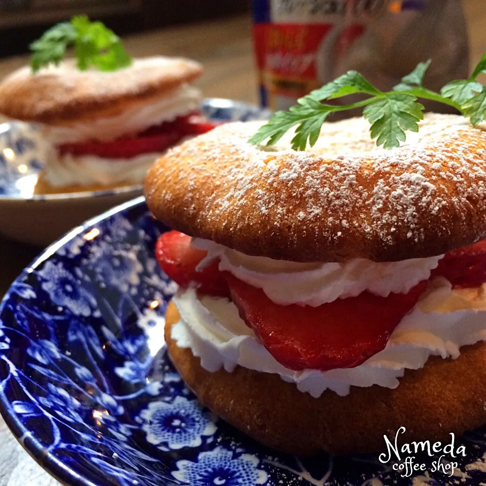 Snapdishの料理写真:ナメダ珈琲店 本日の茶菓子ʕ-̼͡-ʔラフなやっつけミルフィーユ🍓|七海さん