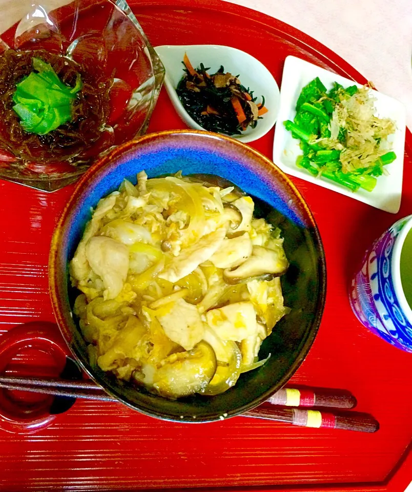 鶏胸肉で作った親子丼❤️菜の花の辛子和え、もずく酢、ひじきの煮物。|ナタママさん