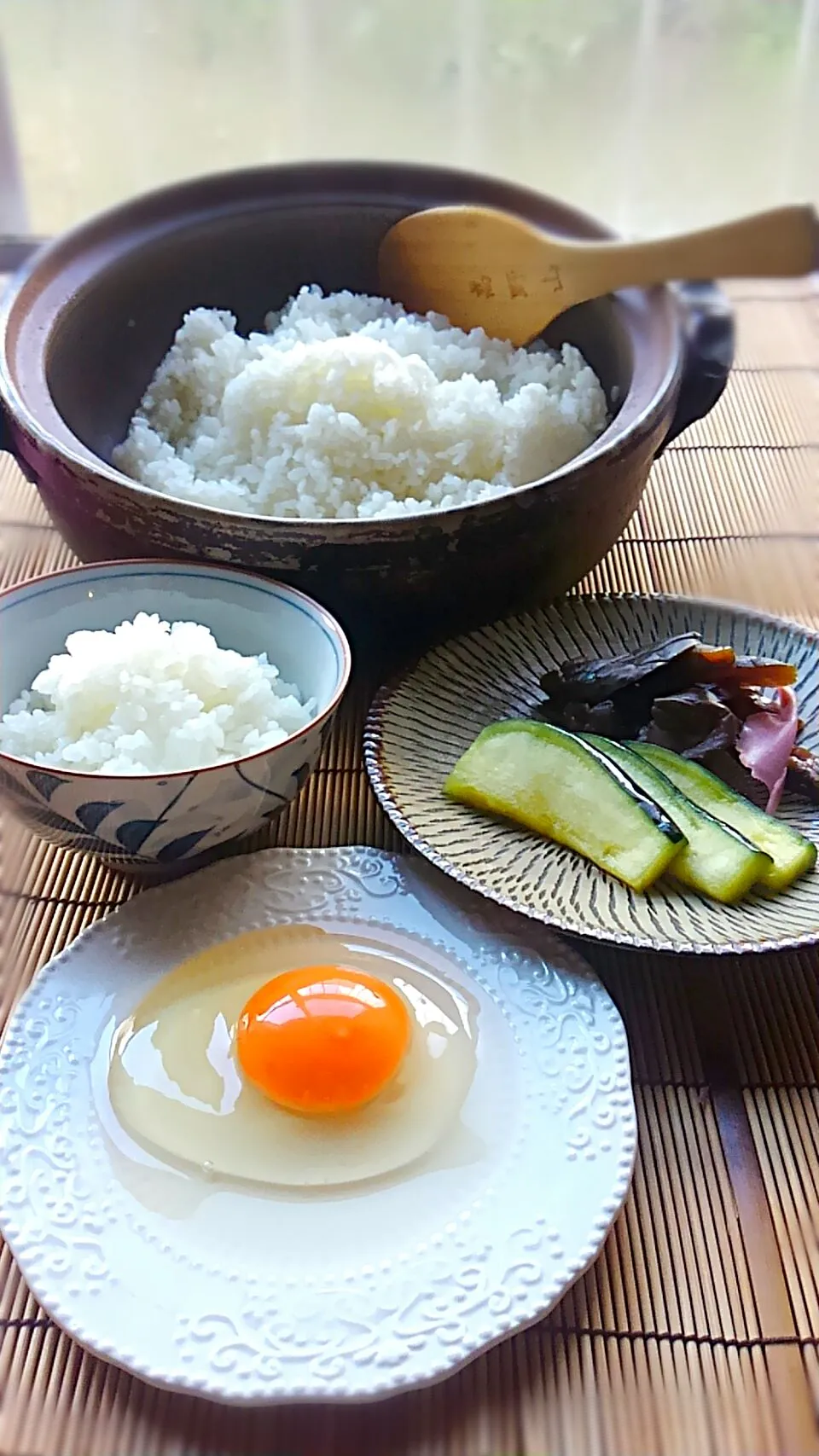 土鍋ご飯と卵と水なすの漬物としばづけ|プロフーモさん