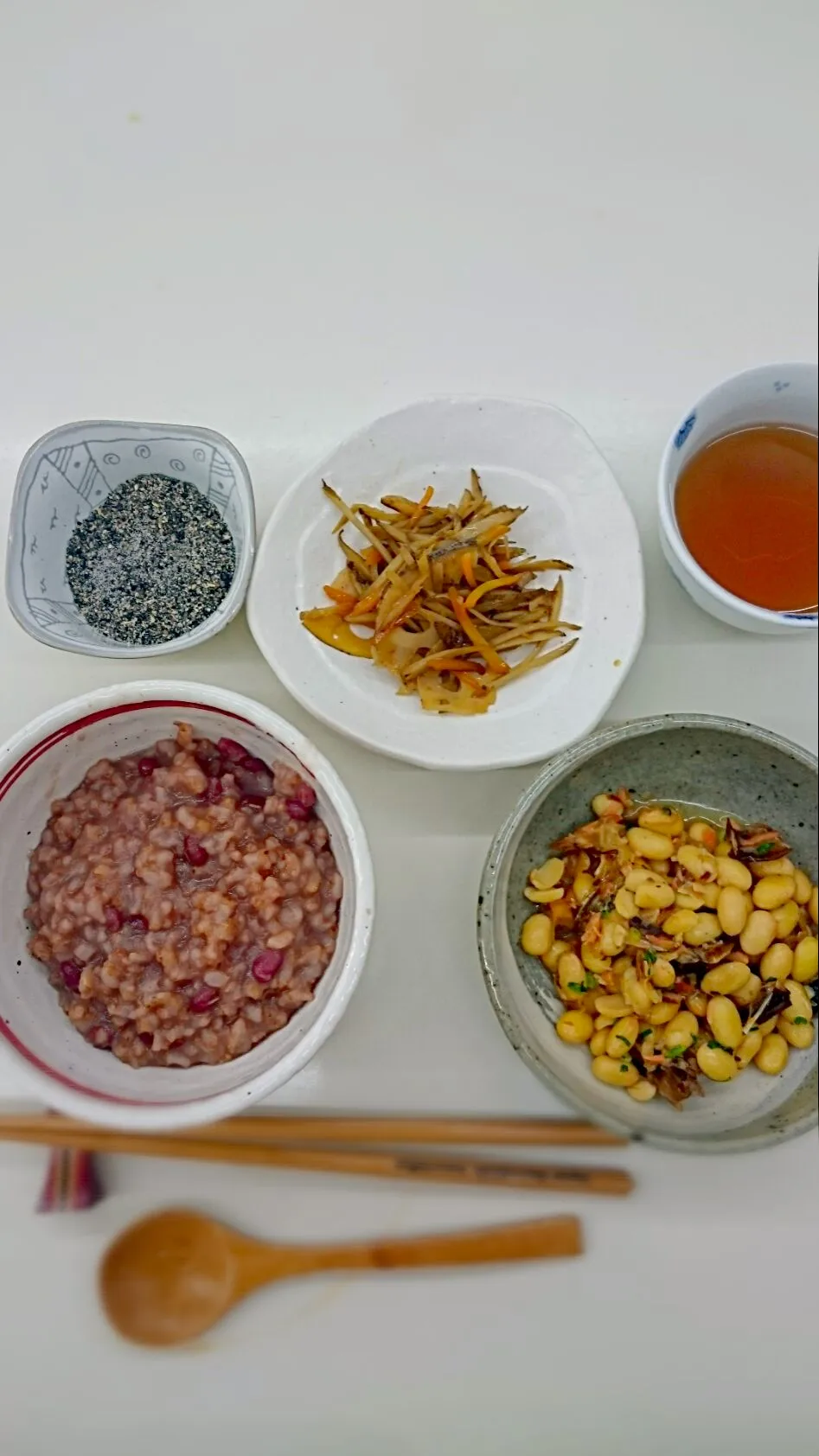 料理教室
炒り玄米の小豆粥*ごま塩*鮭と大豆の煮物*きんぴら|ちーざさん