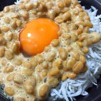 Snapdishの料理写真:しらす&納豆生卵丼♪(´ε｀ )|Akiko Minoさん