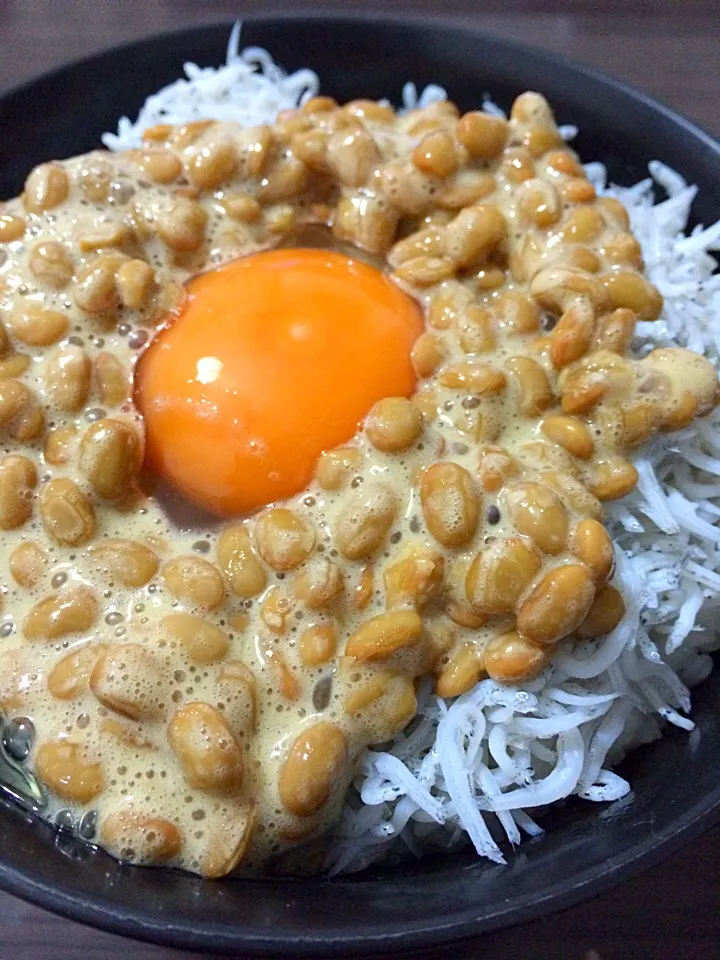 Snapdishの料理写真:しらす&納豆生卵丼♪(´ε｀ )|Akiko Minoさん