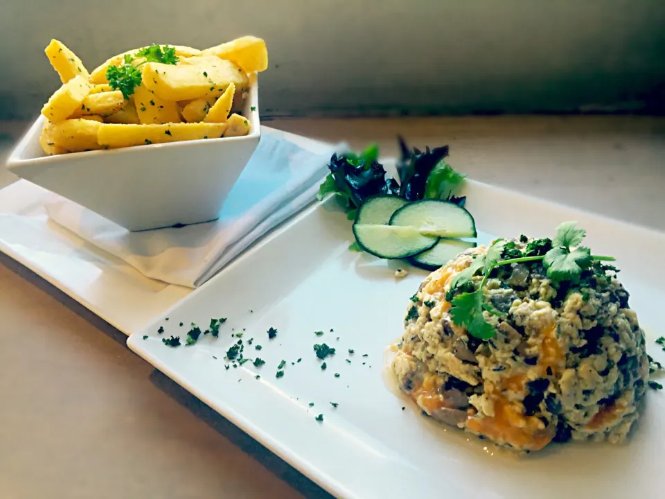 Scrambled eggs, mushroom, herbs and cheddar with fries|Sergio Lacuevaさん