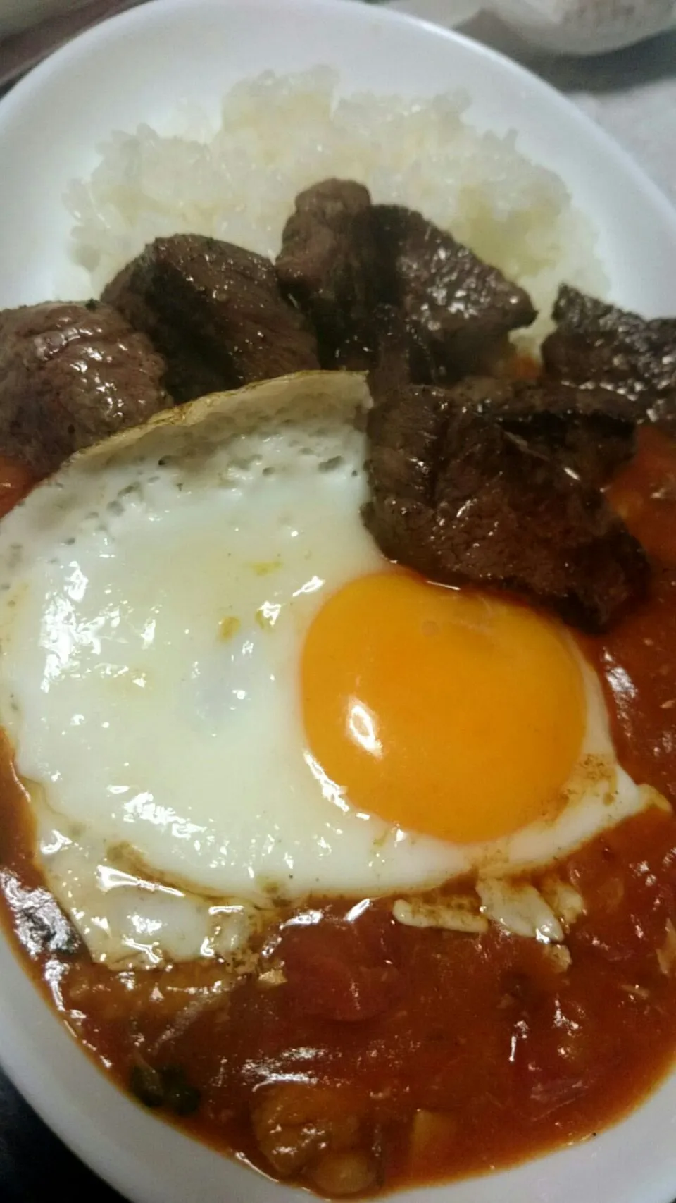 昨日の残りのカレーに一口ステーキと目玉焼き！|あまねさん