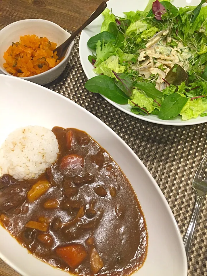 今日は、牛スジとキノコのカレー🍛蓮根サラダ🍃|まみりんごさん