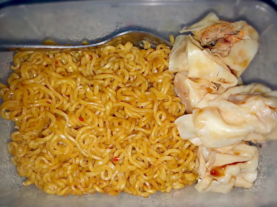 Lucky Me Pancit Canton and Siomai|KaJa Laderoさん