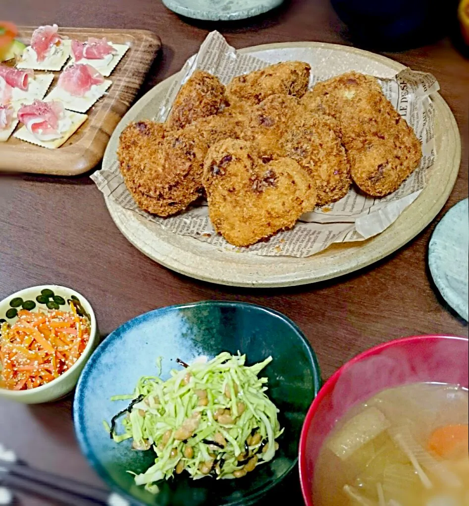 2016.2.21
遅れてきたバレンタイン
✱ポテトコロッケ♡
✱カニクリームコロッケコロッケ
✱ニンジンの明太炒め
✱千切りキャベツの納豆和え
✱具沢山お味噌汁
✱タパス 生ハムクラッカーとアボカドピンチョス|kira_ringさん