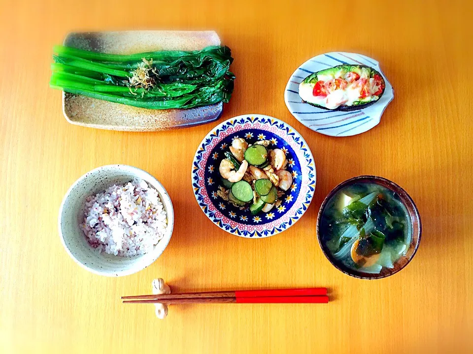 Snapdishの料理写真:小松菜のおひたし  エビときゅうりの炒め物|Jennifer  Hsiehさん