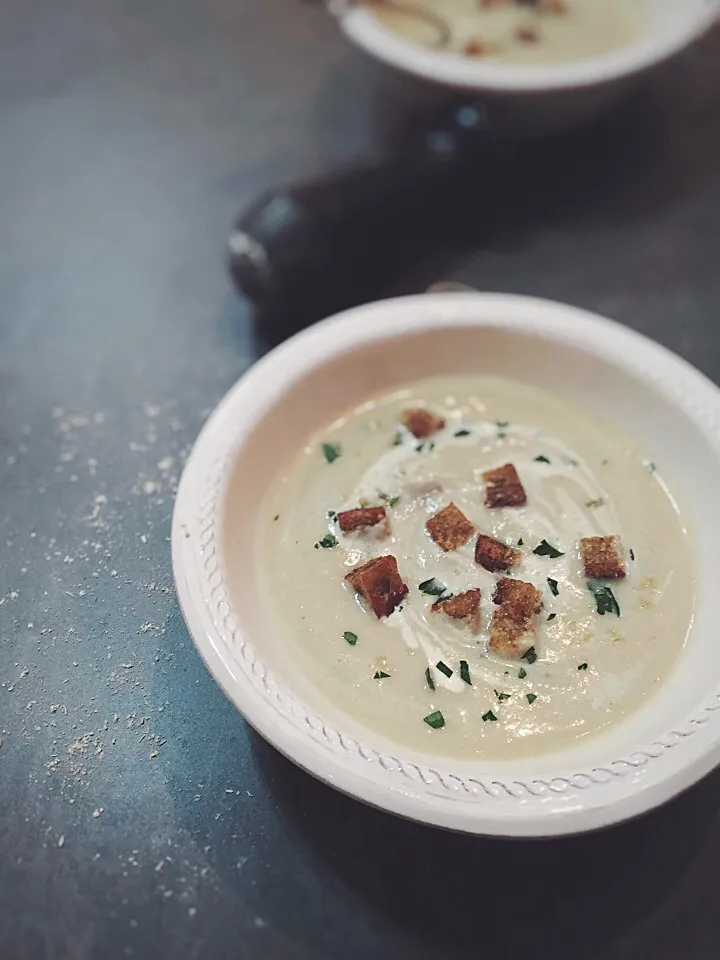 Jerusalem artichoke velouté with brown bread crouton and fennel salt|rick chanさん