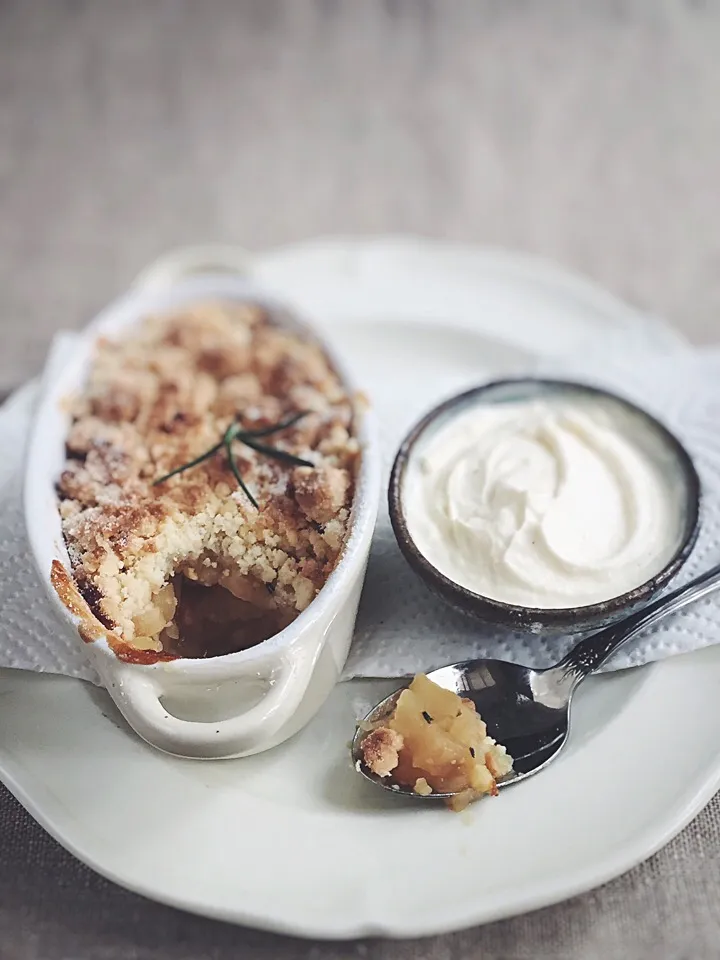 Apple crumble with rosemary|rick chanさん