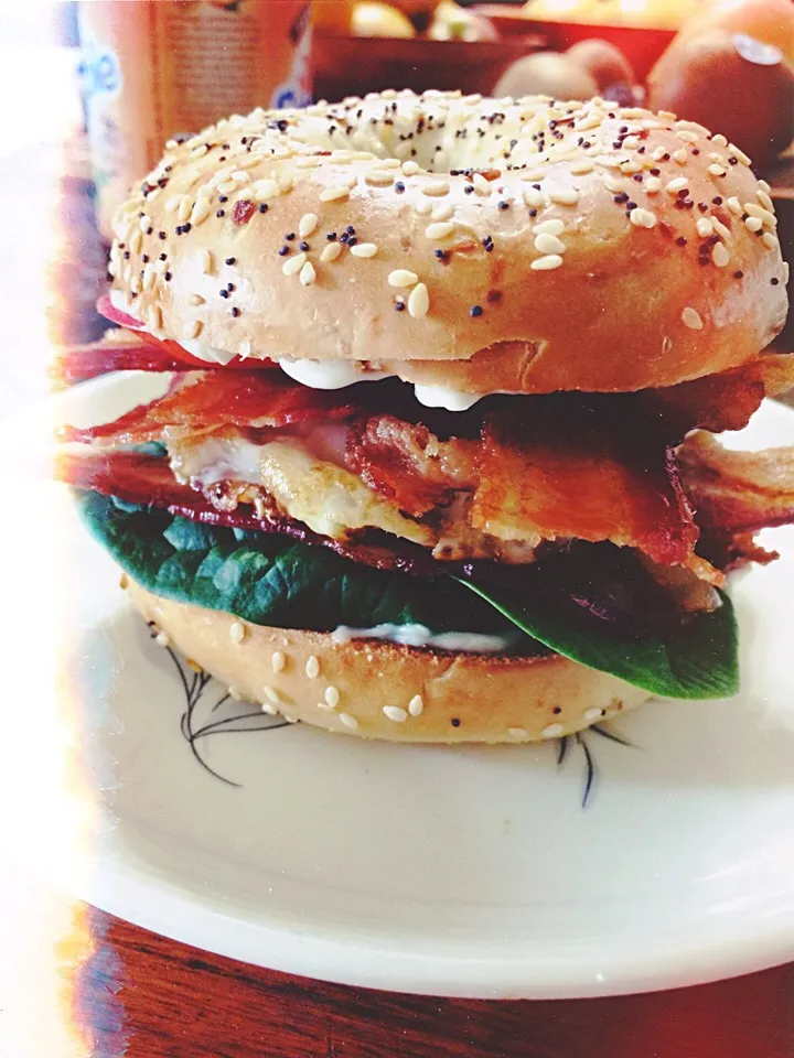 Breakfast Bagel:
5 Bacon Strips, Farm Fresh Tomato Slices, Spinach, Fried Egg w/ little mayo🍳🍅🍎|Milka Papricaさん