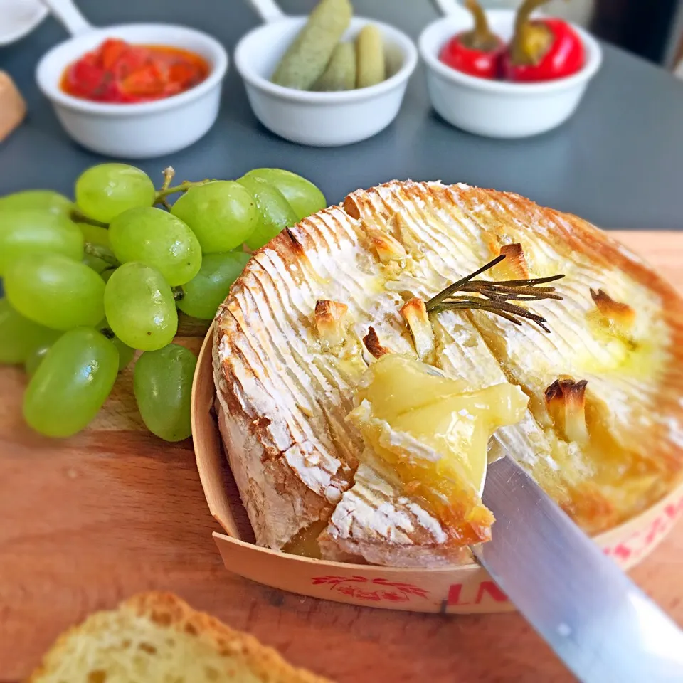 Baked Camembert cheese|laura giardinaさん