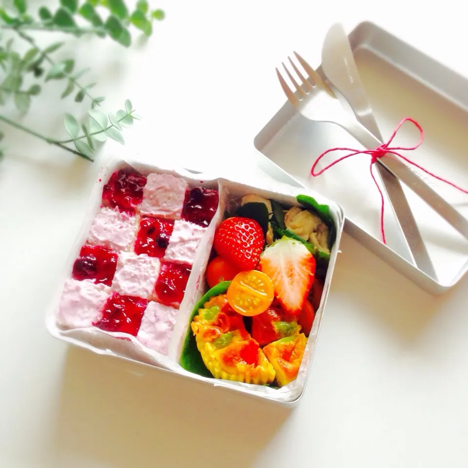 生クリームキッシュと
ダミエ柄サンドイッチのお弁当◡̈♥︎|usakoさん