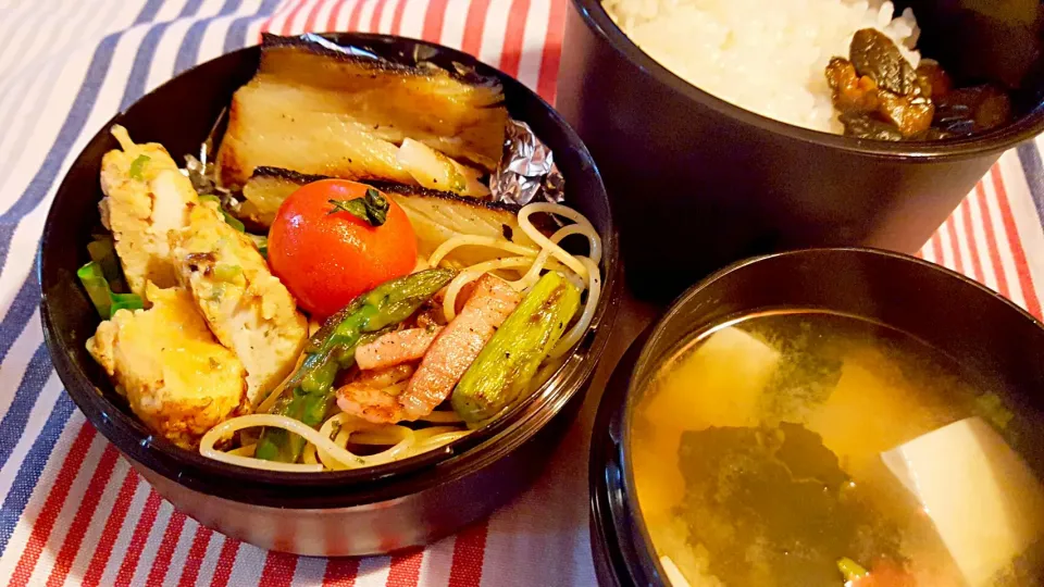 お弁当。さわらの西京焼きとネギいり出し巻き卵とアスパラベーコンのパスタとお味噌汁。えーもう月曜日(  ˙-˙  )|エリカさん