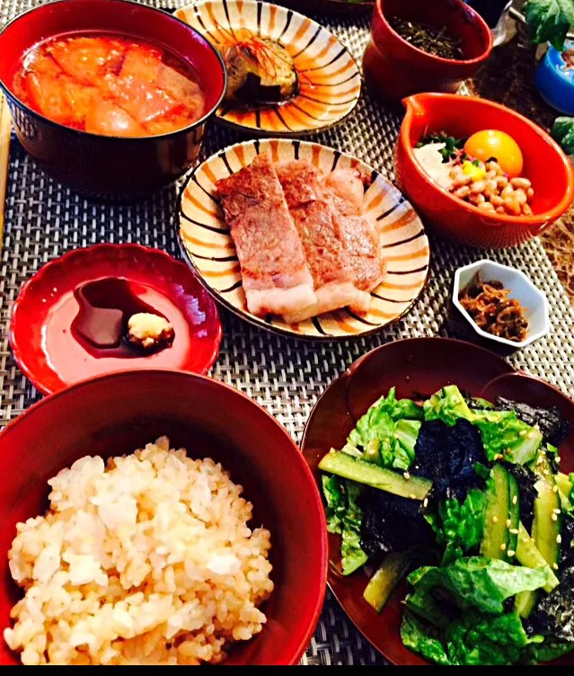 来客ランチ🍚。
🍅トマトのお味噌汁、ミニステーキ、茄子揚びたし、チョレギサラダ、納豆|💍ごはん🍚さん