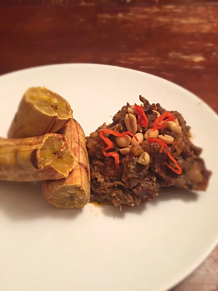 Fusion African dish - roasted plantain and a peanut brisket sauce|dee oさん