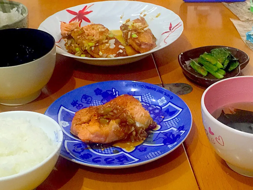 サーモンソテーネギ醤油  ワカメと干しエビのスープ  小松菜の漬物|ch＊K*∀o(^^*)♪さん