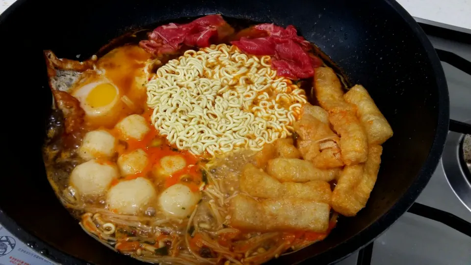 Snapdishの料理写真:instant noodle with beef, fishballs, fried tofu...|steven z.y.さん