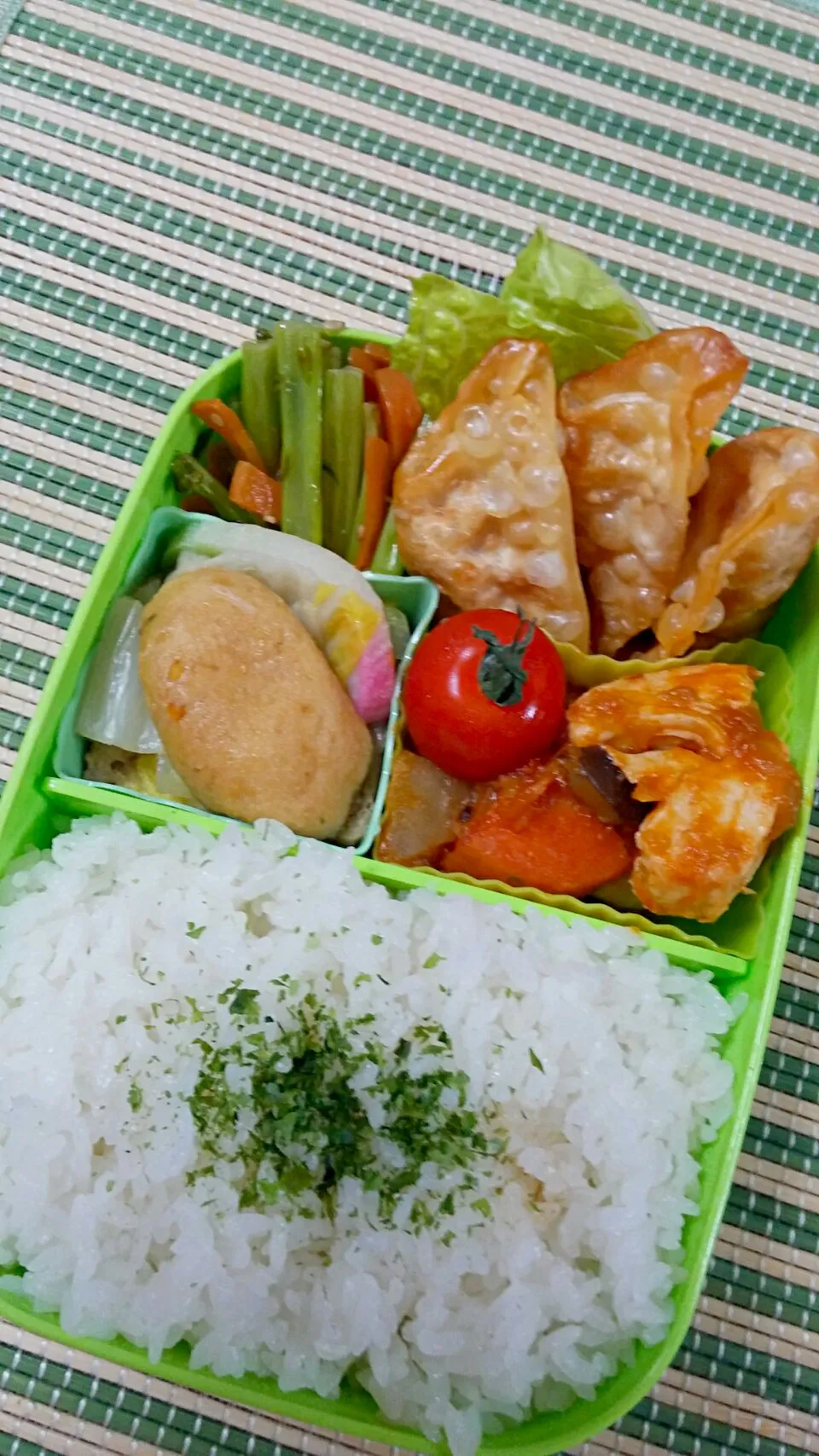 Snapdishの料理写真:旦那さんのお弁当
・揚げ海老餃子
・ささみと野菜のトマト煮込み
・大根菜と人参炒め
・大根とがんもの煮物|あぁちゃんさん