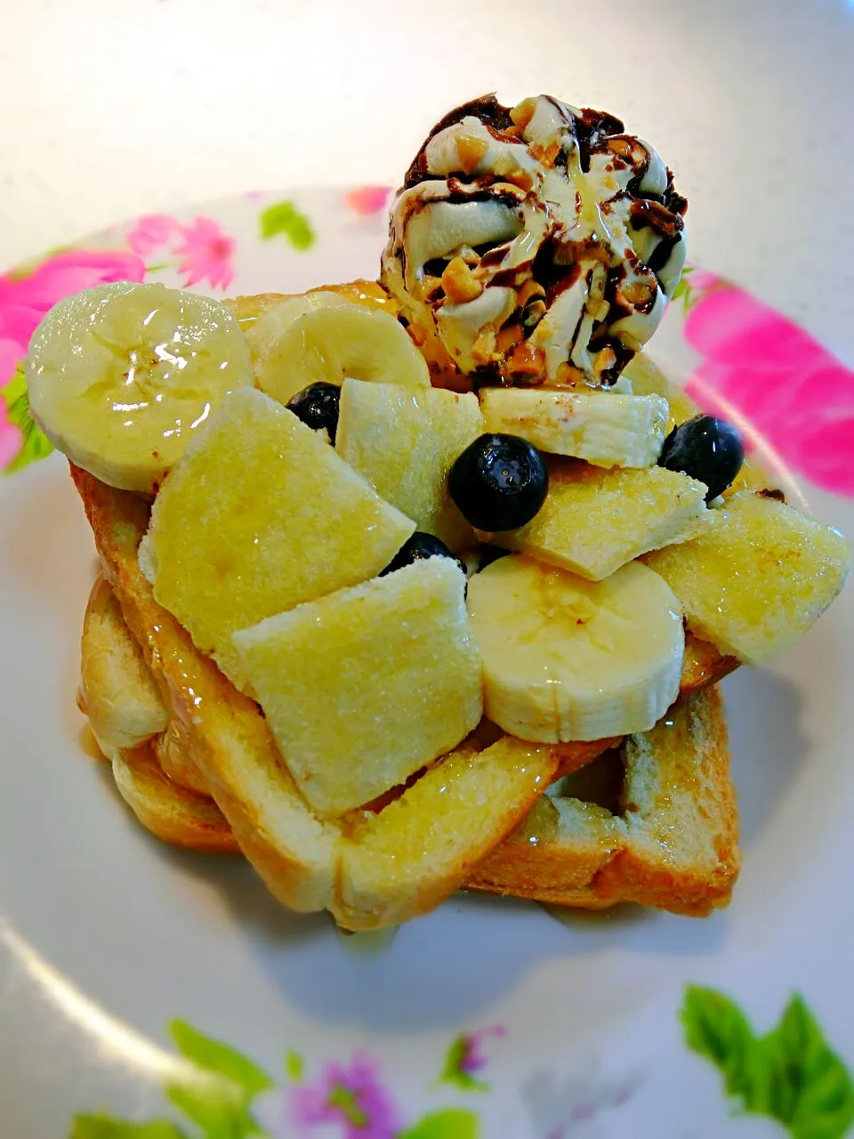 Honey butter toast with ice - cream, banana & blueberries  #bread #toast #honey #butter #icecream #hightea #afternoontea #bake|Rupert Prisca Ganさん