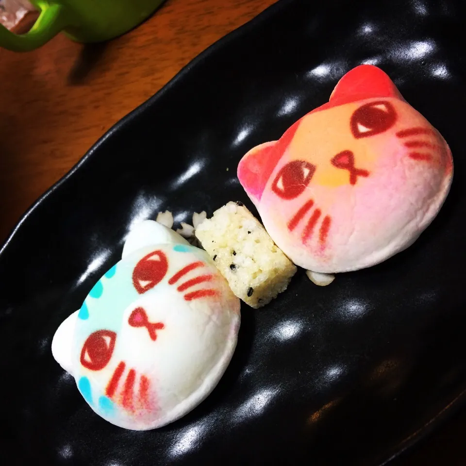 Snapdishの料理写真:Kawaii mashmallow kitty-cat かわいくって食べるのがもったいない 😍😋🐱🐱 #Japanese #Japan #kawai #sweet #chocolate|Food Gardenさん