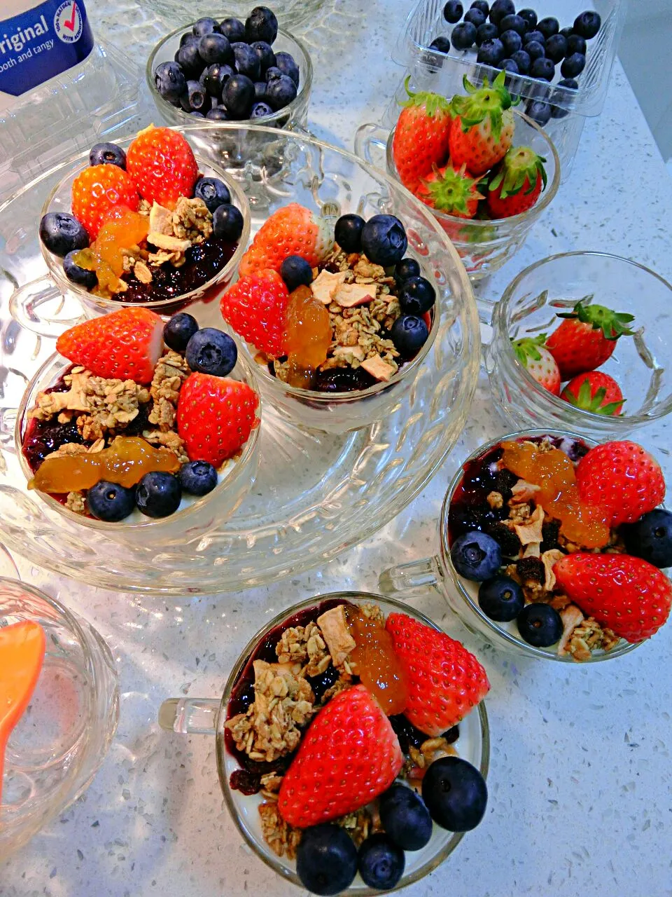 homemade granola berries parfait|Rupert Prisca Ganさん