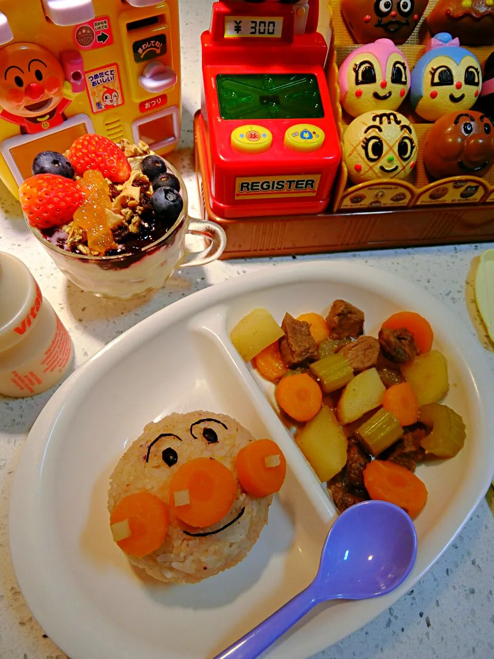 Homemade creative #anpanman rice with beef stew for the 3 yr old|Rupert Prisca Ganさん